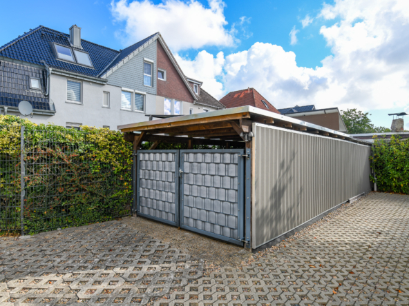 Parkplatz und Carport großzügig